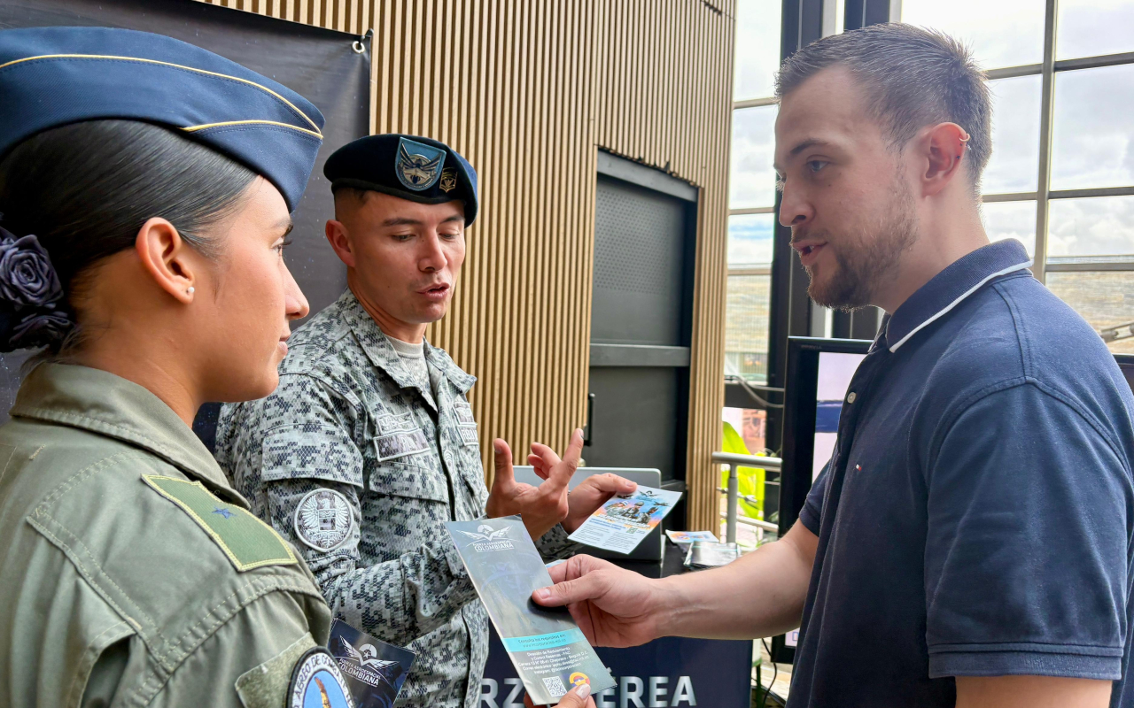 Jóvenes universitarios conocen opciones de carrera en la Fuerza Aeroespacial Colombiana