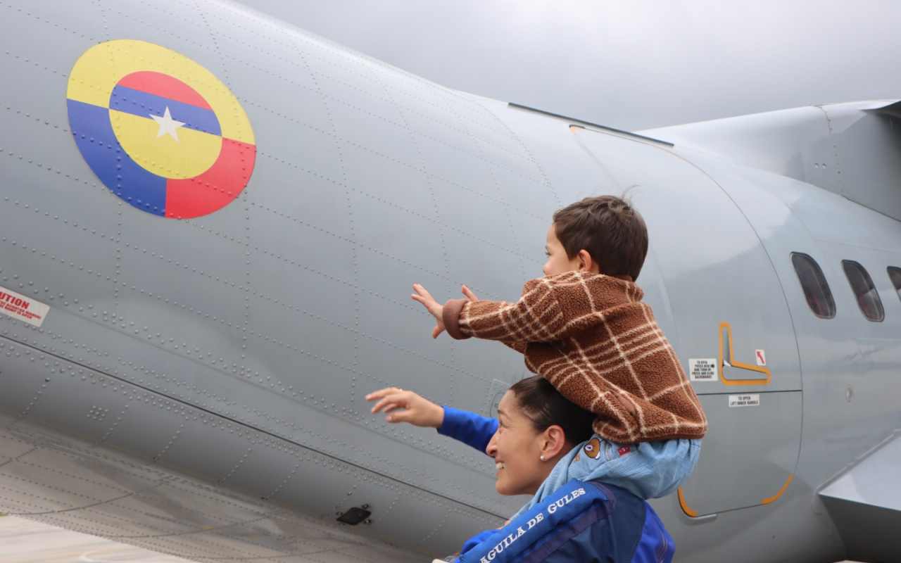 Capitán de la Fuerza Aeroespacial: Madre, militar y orgullo de Colombia
