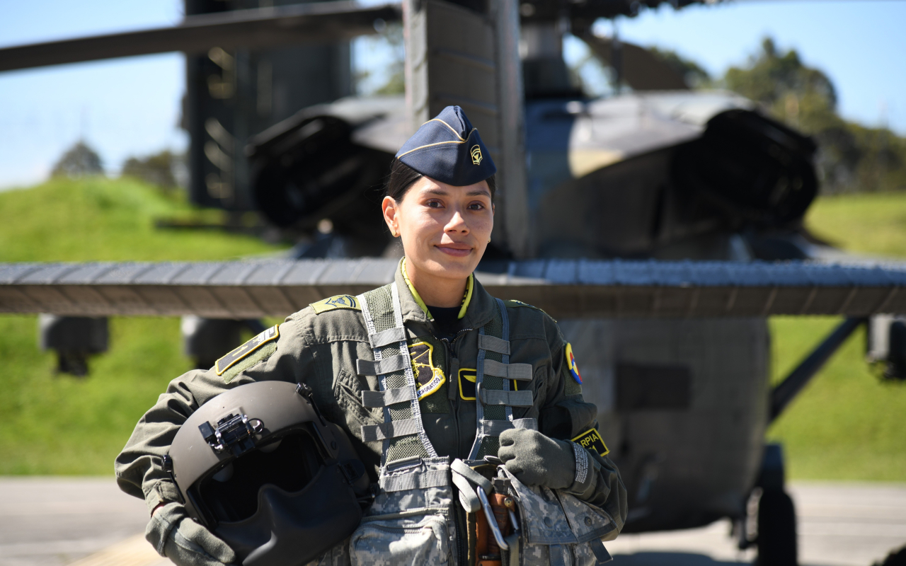 Primera mujer en la flota UH-60 con autonomía de técnico tripulante de vuelo