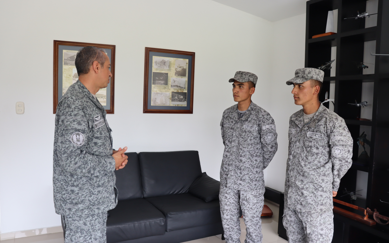 Hermanos gemelos se convierten en Soldados Profesionales de su Fuerza Aeroespacial Colombiana 