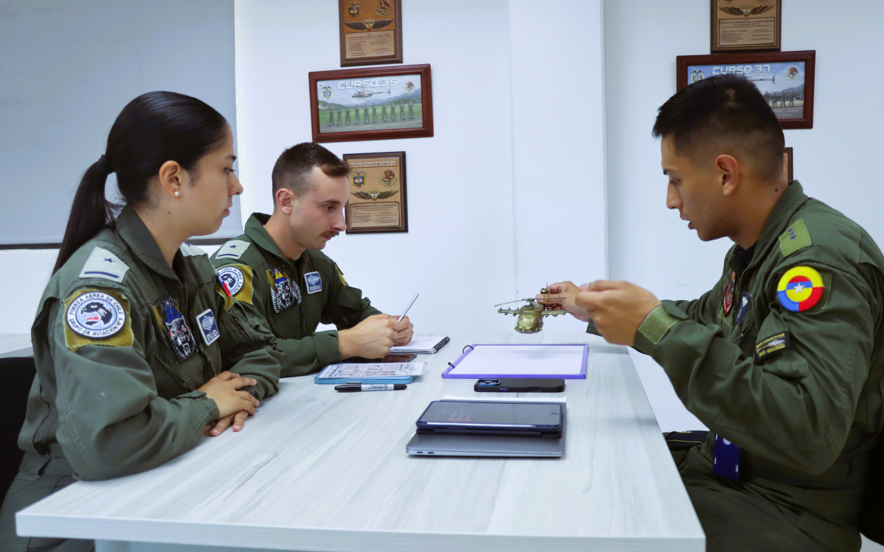 Oficiales inician curso de helicóptero con participación de Fuerza Aérea de Chile