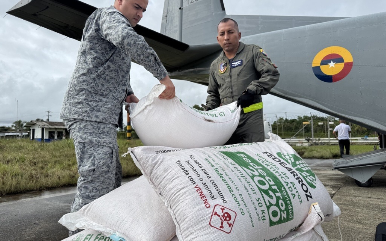 Guapi recibe insumos para fortalecer la agricultura orgánica tras operación aérea 