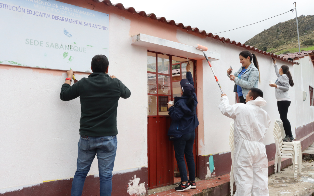 Alianzas solidarias transforman la Escuela Rural Sabaneque para estudiantes más felices