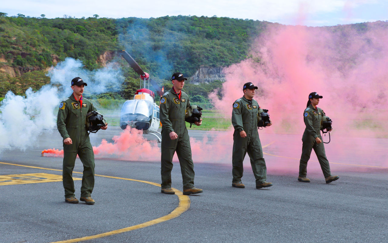 Así se entrenan cuatro oficiales chilenos que buscan ser piloto de helicóptero