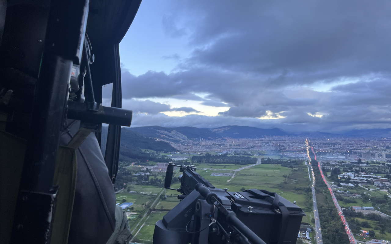 Patrullajes aéreos en vías principales de acceso a la capital
