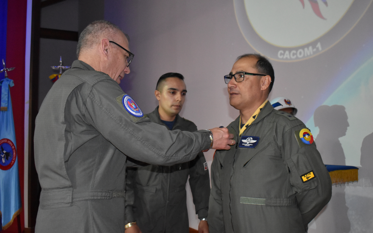 Base Aérea de Puerto Salgar, recibe doble distinción por liderazgo en seguridad