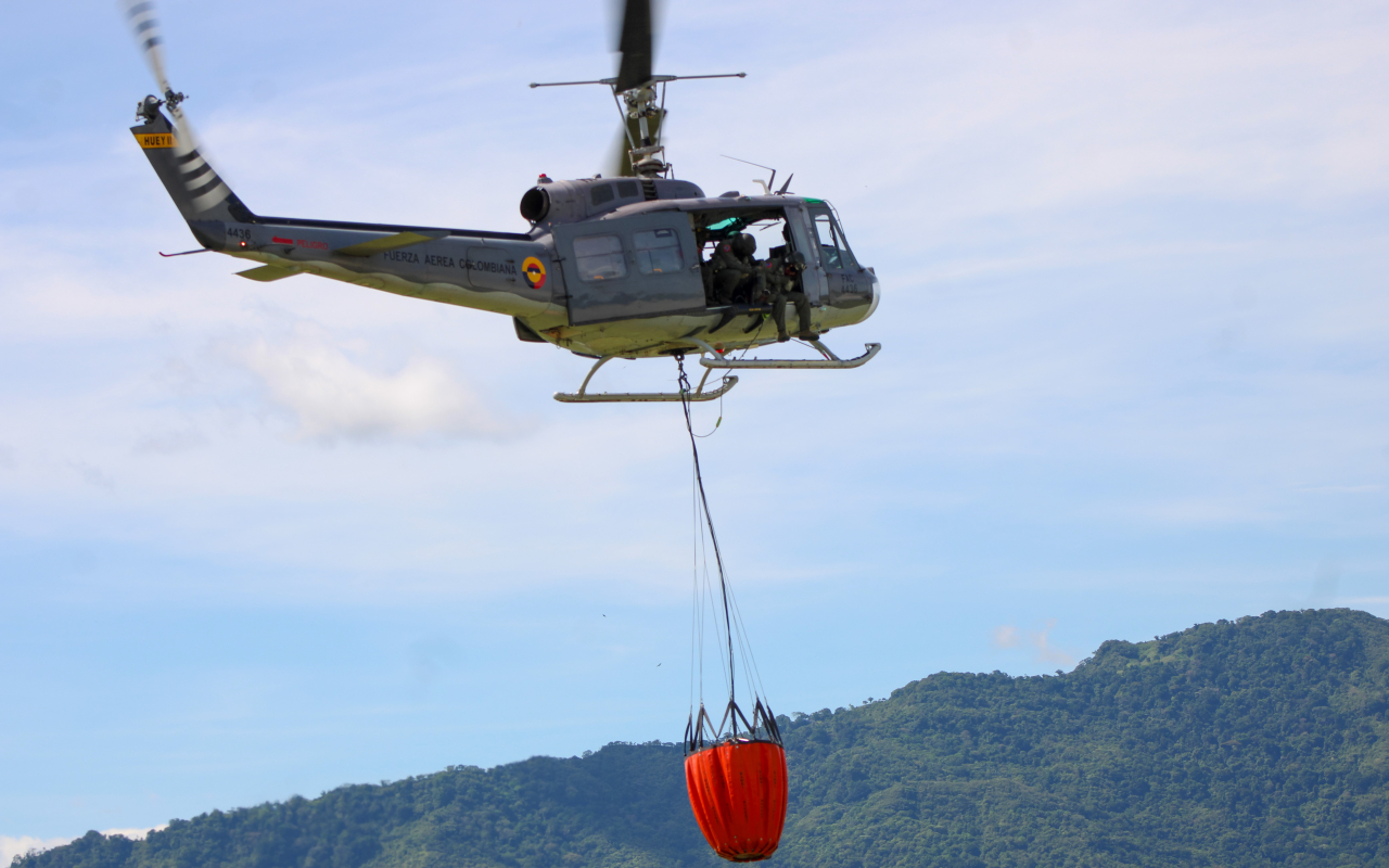 Tripulaciones de helicóptero entrenan arduamente para extinguir incendios forestales desde el aire