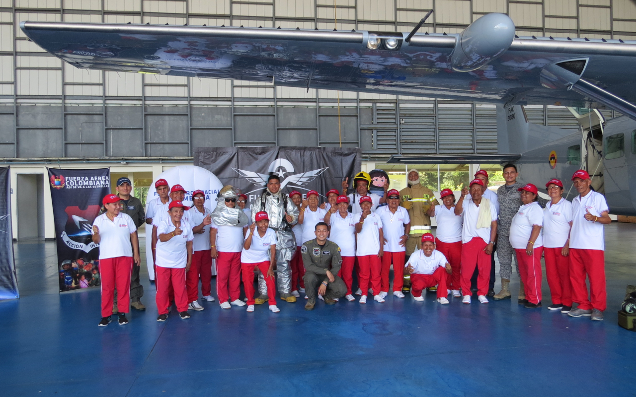 Adultos mayores conocen capacidades operacionales del GAAMA en Leticia