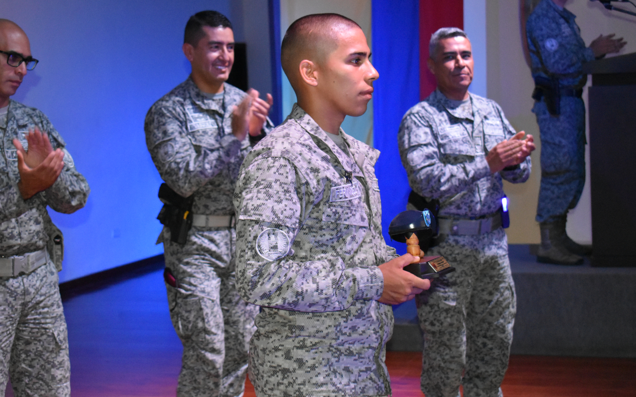 Caleño obtuvo primer puesto en Curso de Seguridad y Defensa de Bases