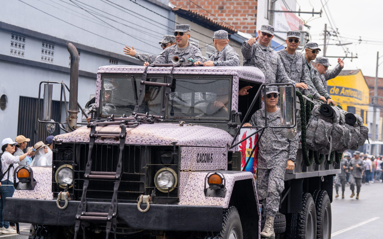 Medellín honra a sus Fuerzas Militares en desfile Héroes de la Patria