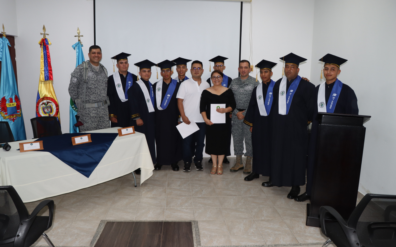 Soldados obtienen logro académico que motiva su servicio militar