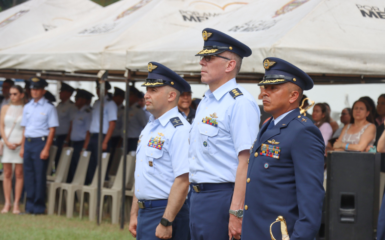 El Comando Aéreo de Combate N° 4 recibe con honores a su nuevo comandante