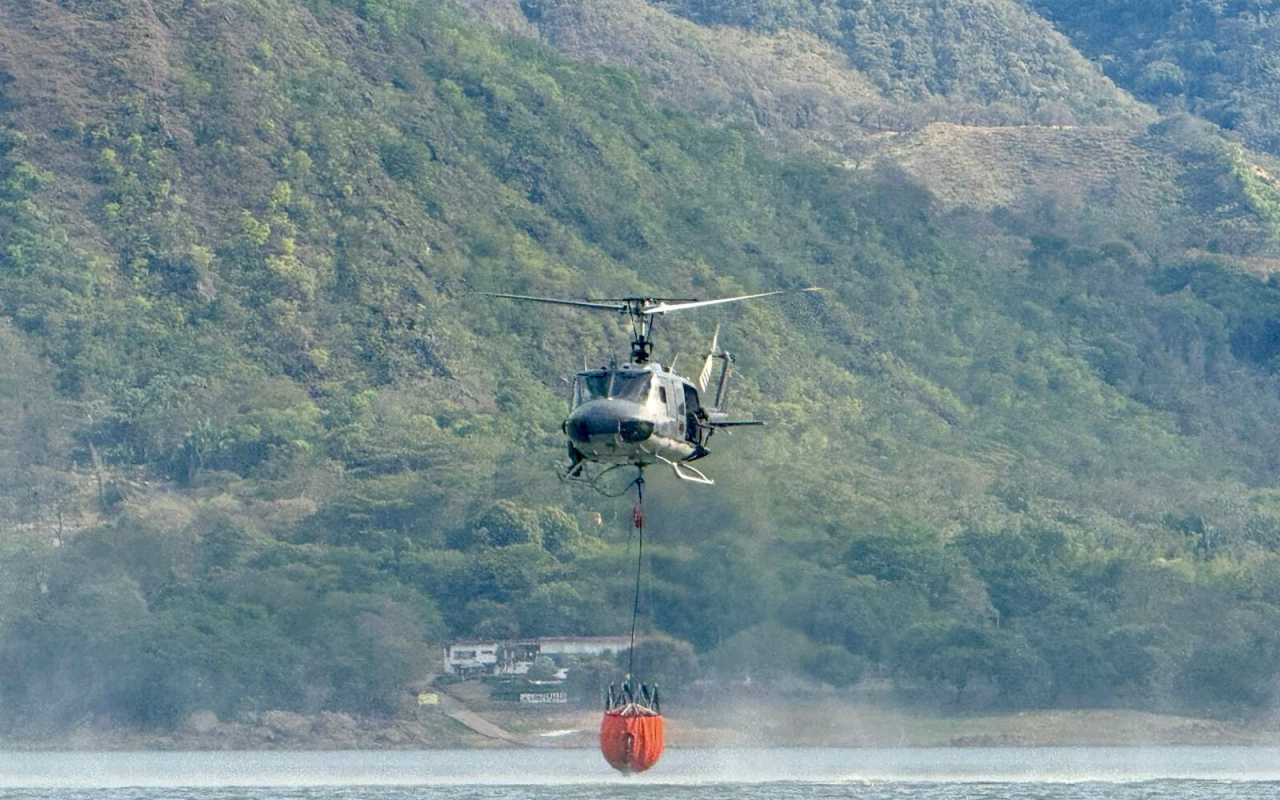 La lucha contra los incendios forestales continúa: operación aérea llega a Prado
