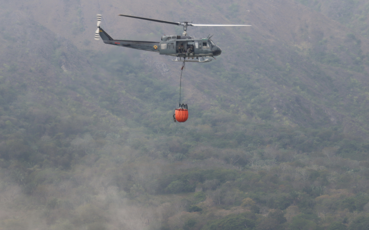 Avanzan operaciones aéreas para contener incendio forestal en Prado, Tolima