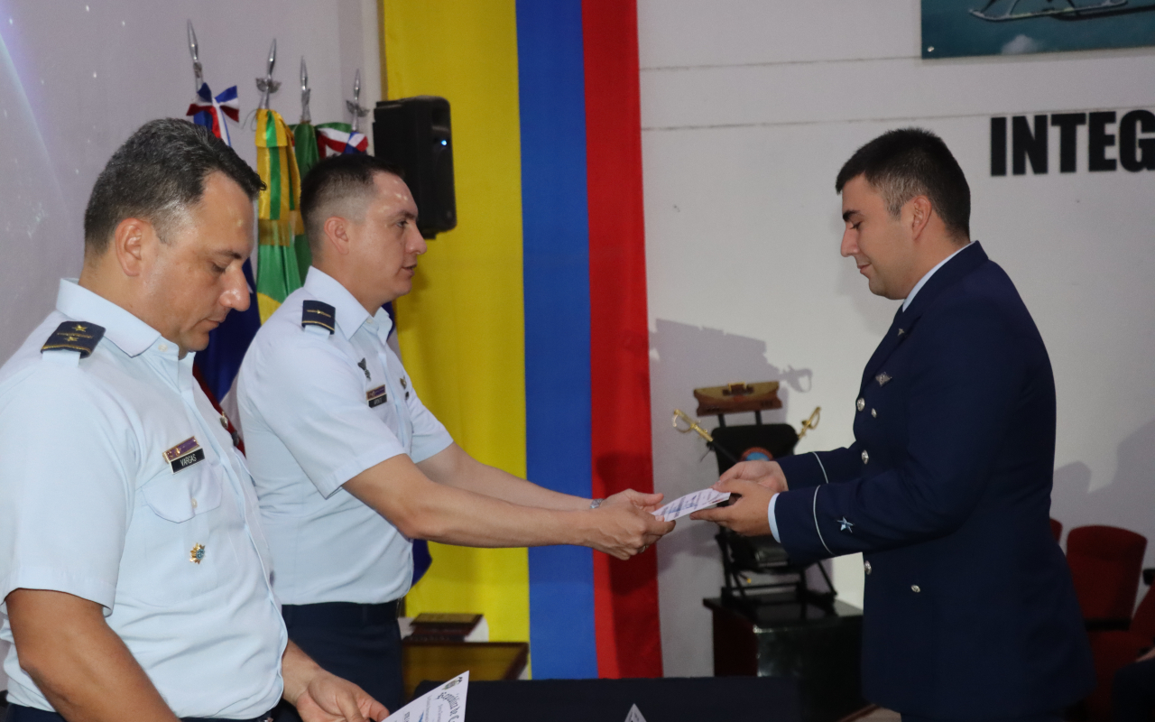 Escuela de Helicópteros gradúa a cuatro Oficiales chilenos como pilotos militares
