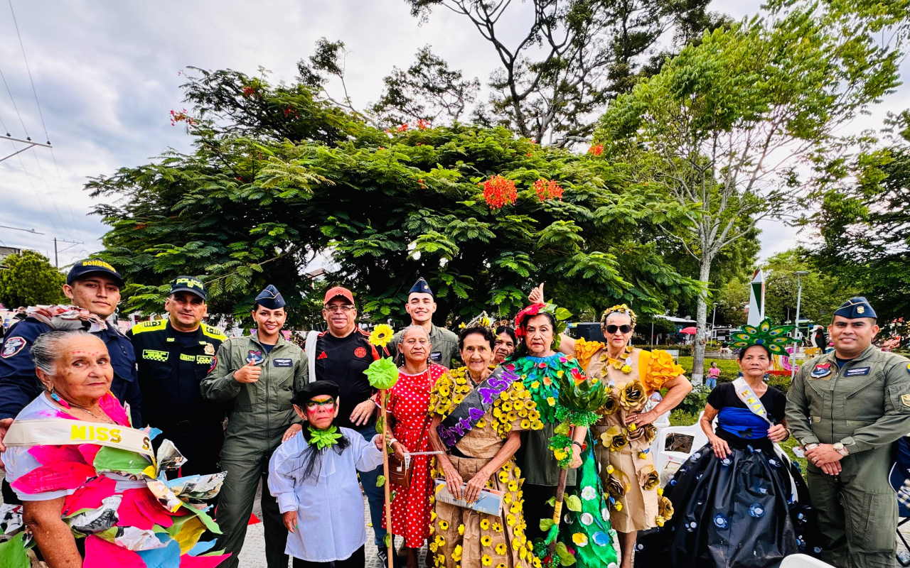 Carrozas y sonrisas iluminaron el Reinado del Adulto Mayor en La Victoria