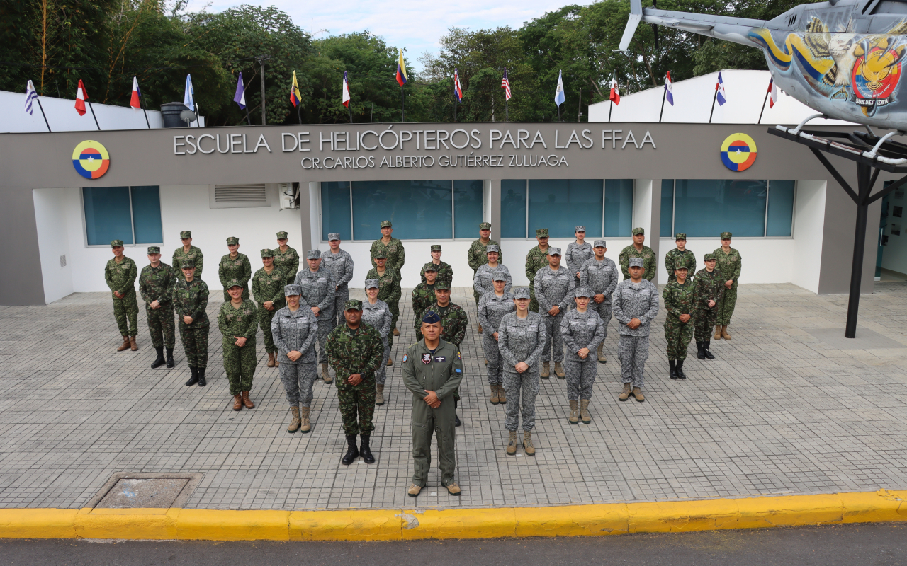 Oficiales en Curso de Información Militar conocen capacidades del Comando Aéreo de Combate N°4