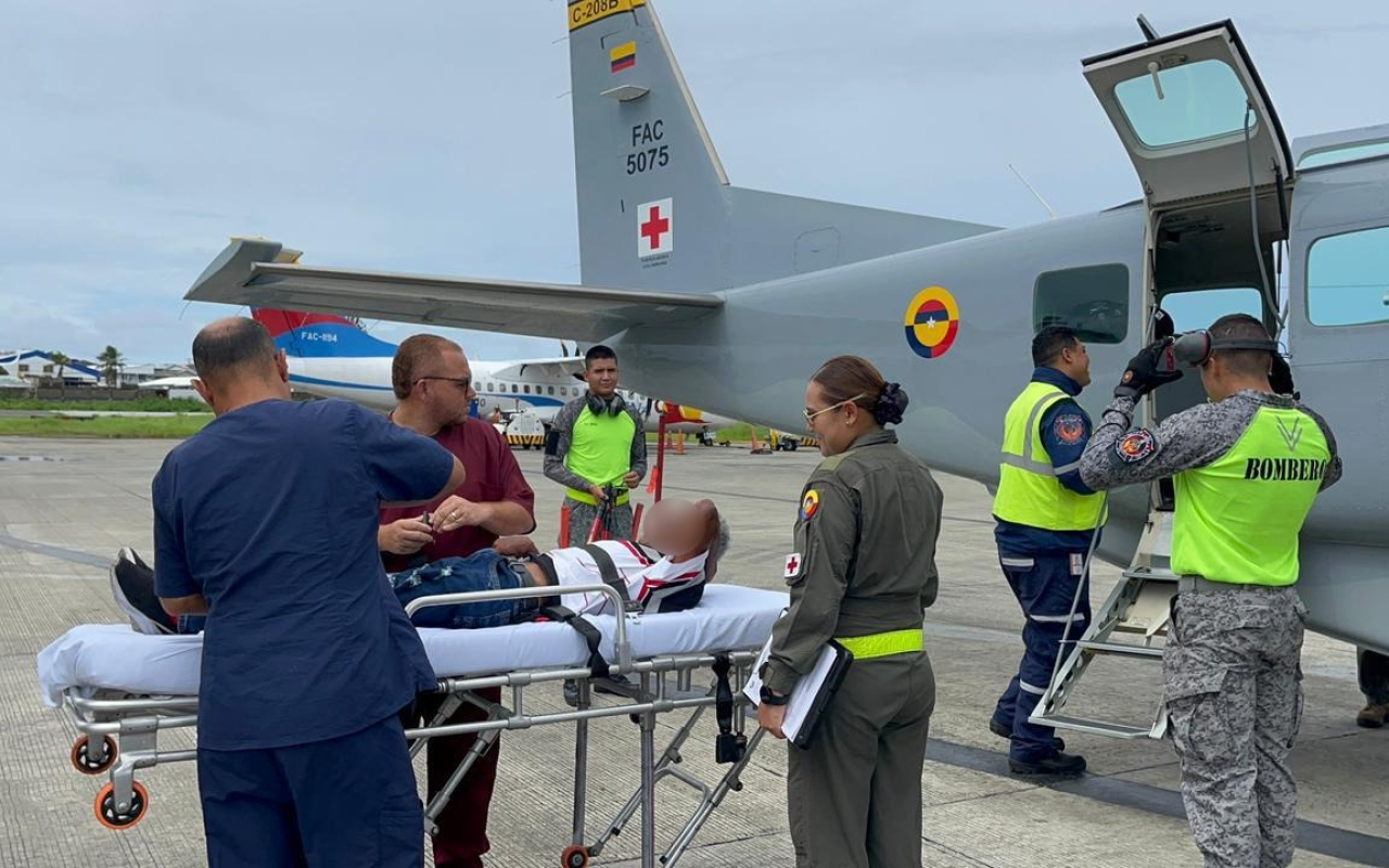 Adulto mayor es atendido desde Providencia en un traslado aeromédico 