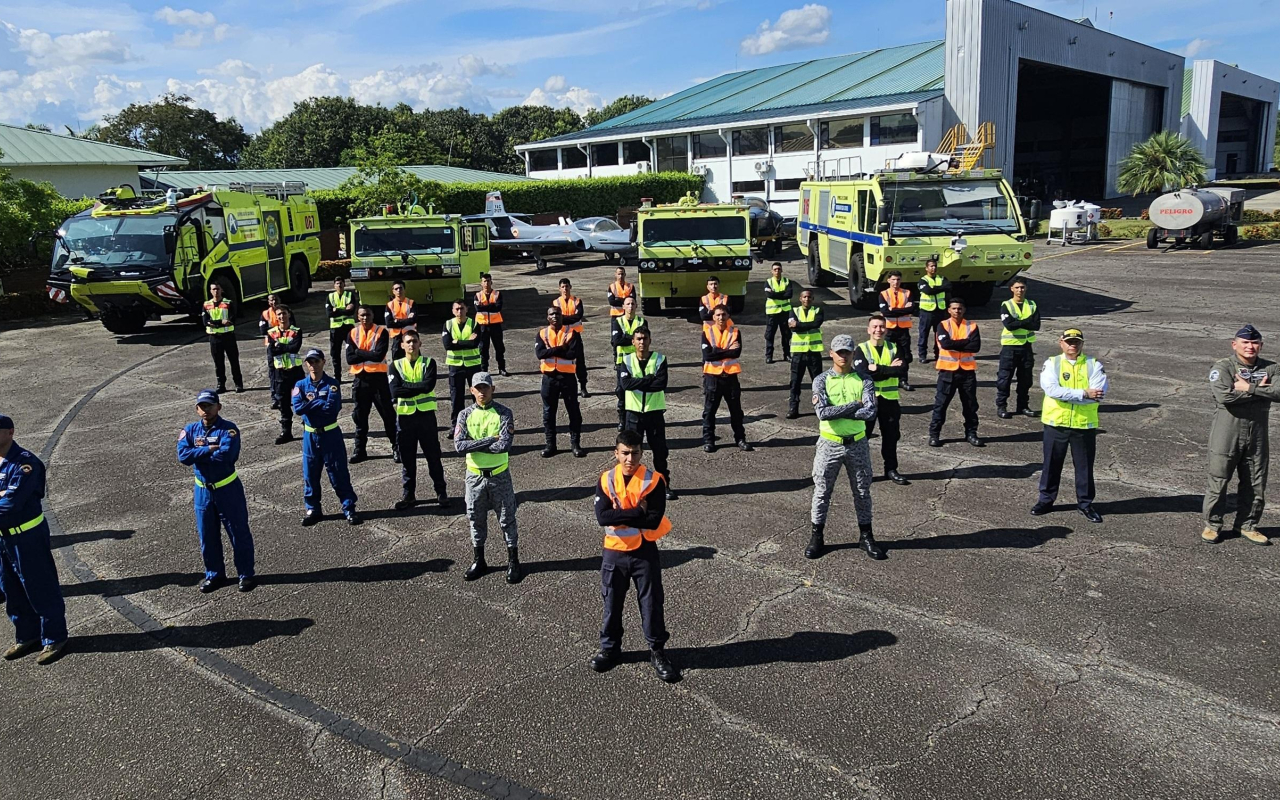 Futuros bomberos recibieron entrenamiento especializado en emergencias aeronáuticas