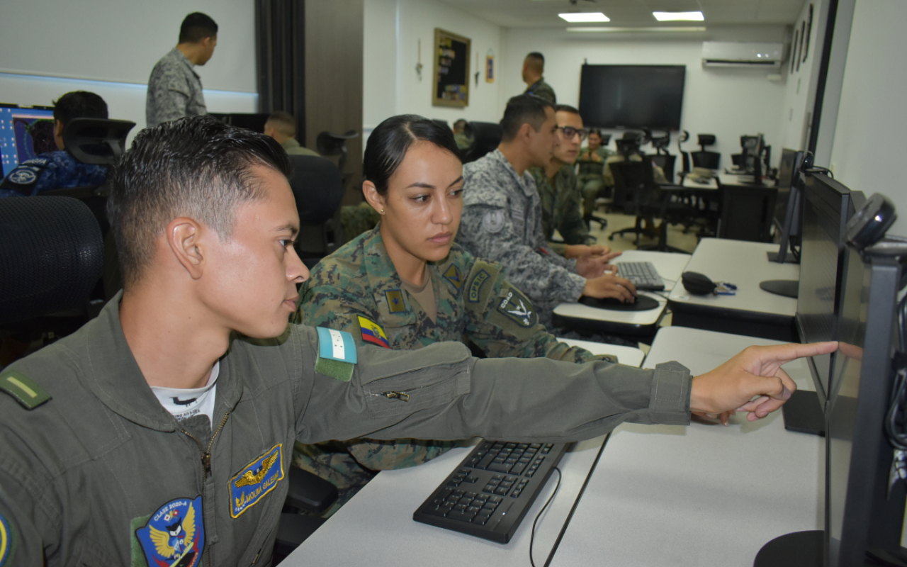 Militares de países aliados culminaron capacitación en Colombia sobre Defensa Aérea Nacional