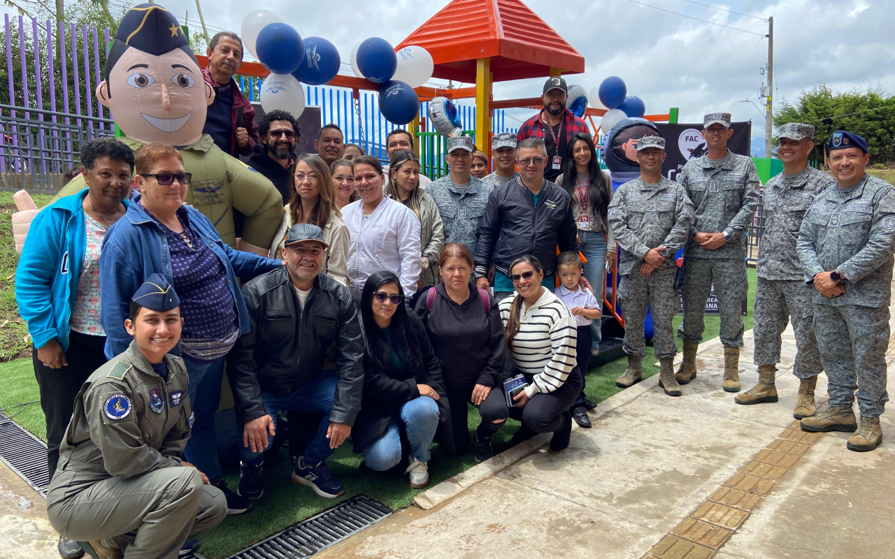 Un regalo de la Fuerza Aeroespacial Colombiana en Rionegro 