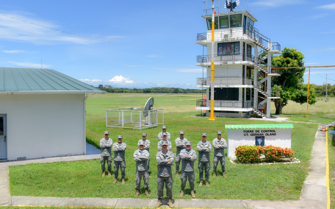 Guardianes del cielo controladores aéreos garantizan la seguridad del espacio aéreo colombiano