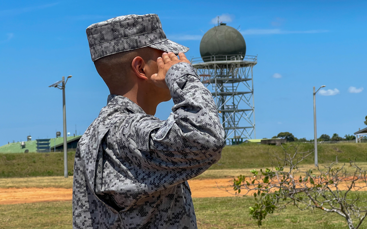 Un soldado del aire que cruza fronteras e inspira a servir