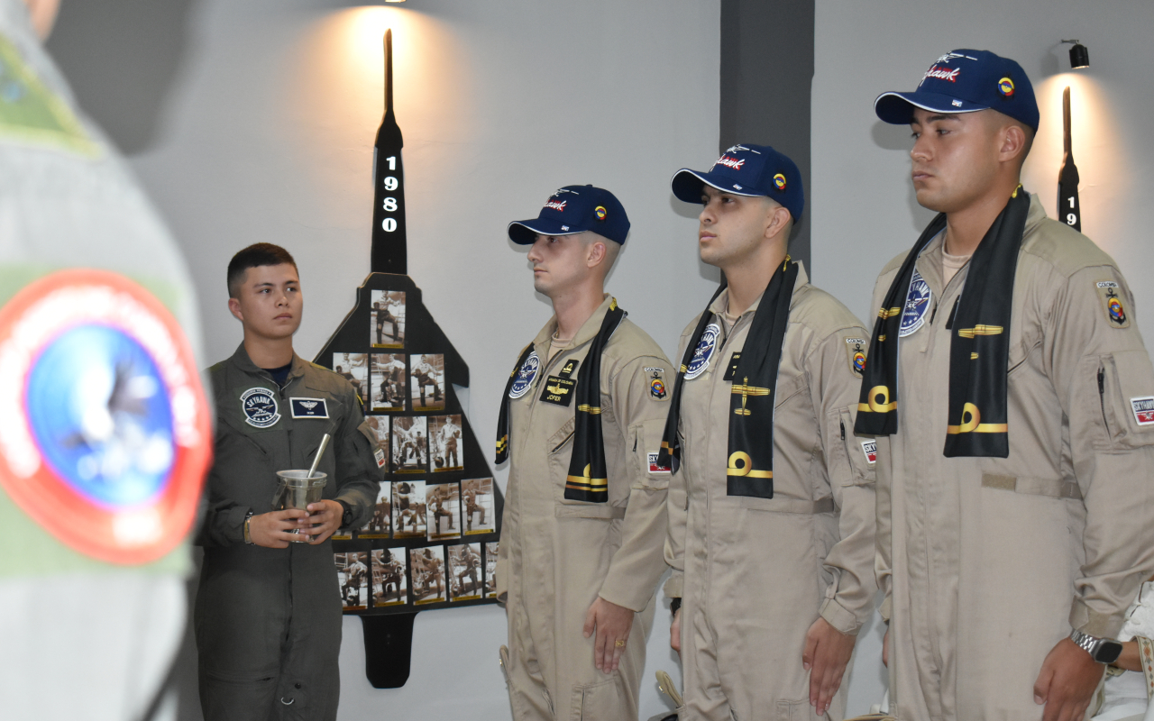 Oficiales navales recibieron tradicional bufanda de vuelo al finalizar instrucción en tierra 