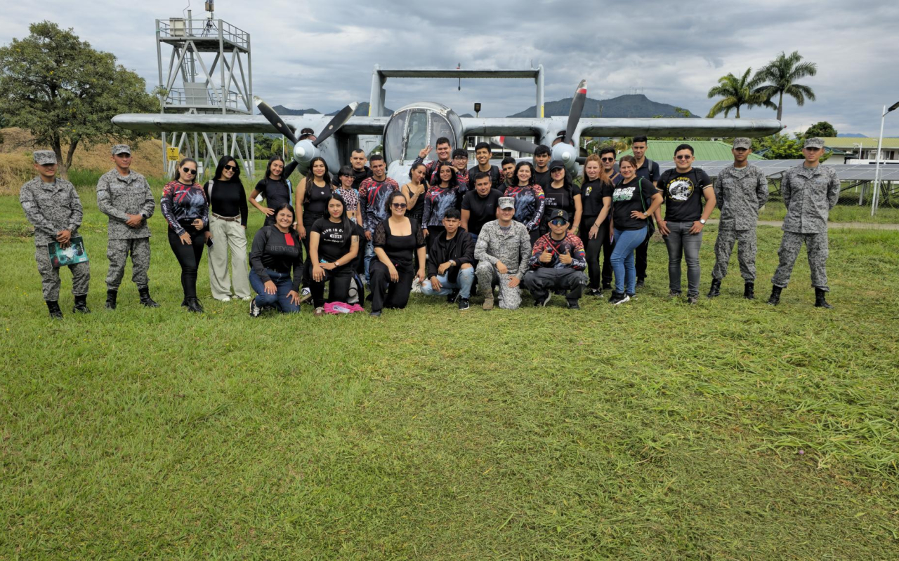 Entre motores y hélices, 26 jóvenes participaron del programa “Así se va a las estrellas”