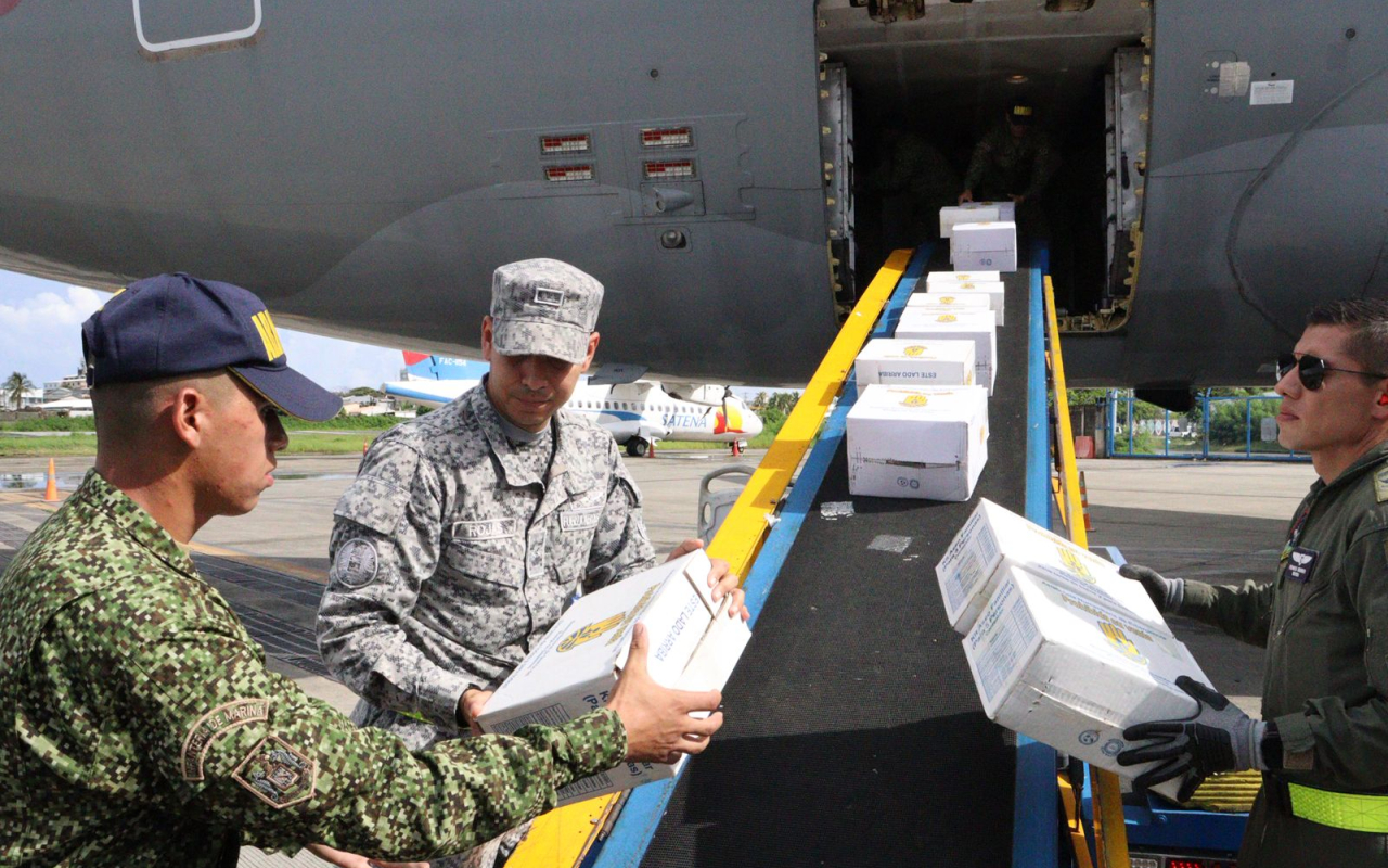 FAC transporta 22 toneladas de ayuda humanitaria a San Andrés por Tormenta Tropical Melissa