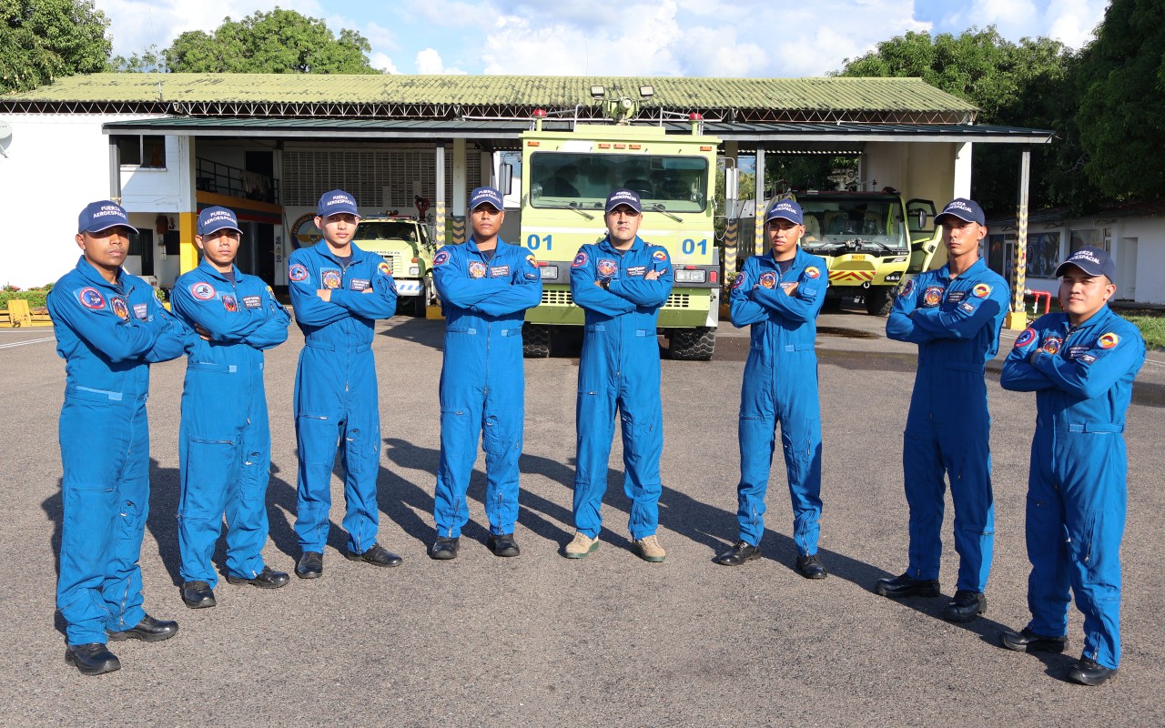 Entre el fuego y el deber: la heroica labor de bomberos aeronáuticos