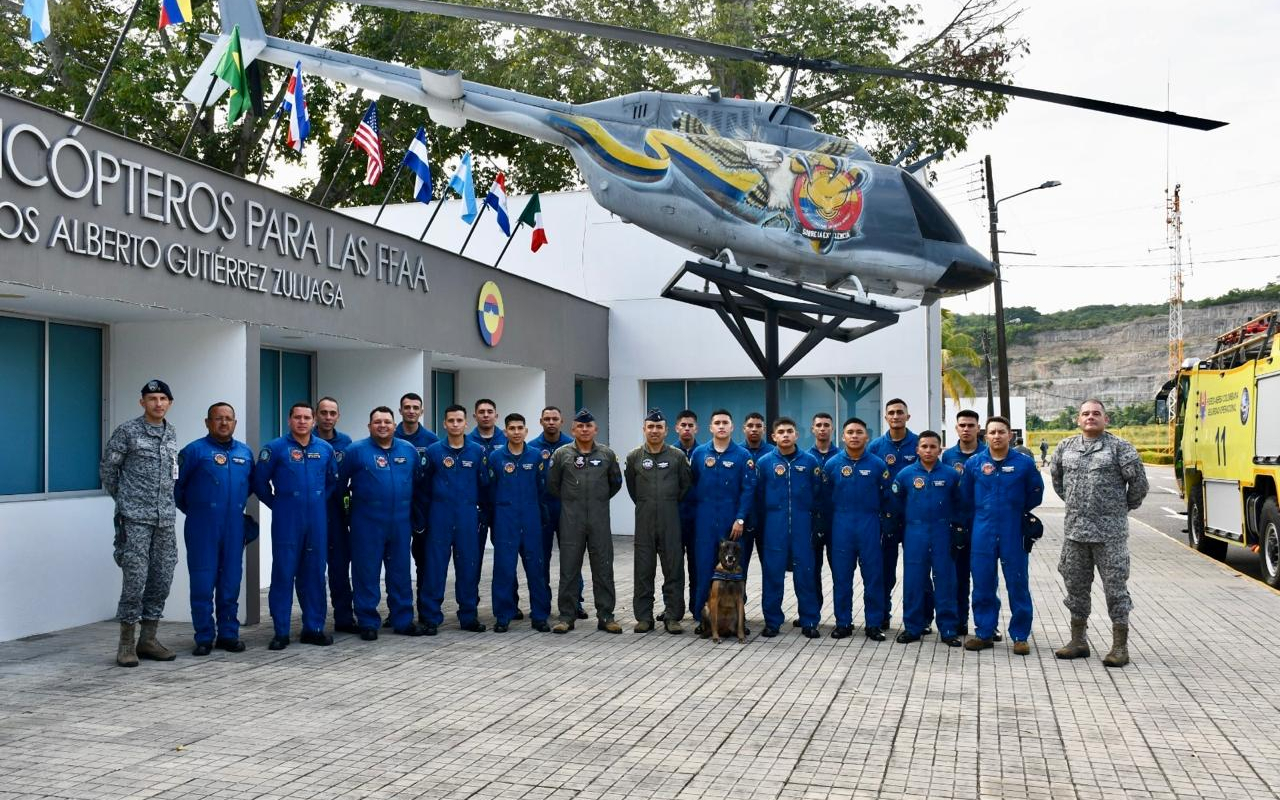 Veinte y tres valerosos hombres, conforman los bomberos aeronáuticos en Melgar