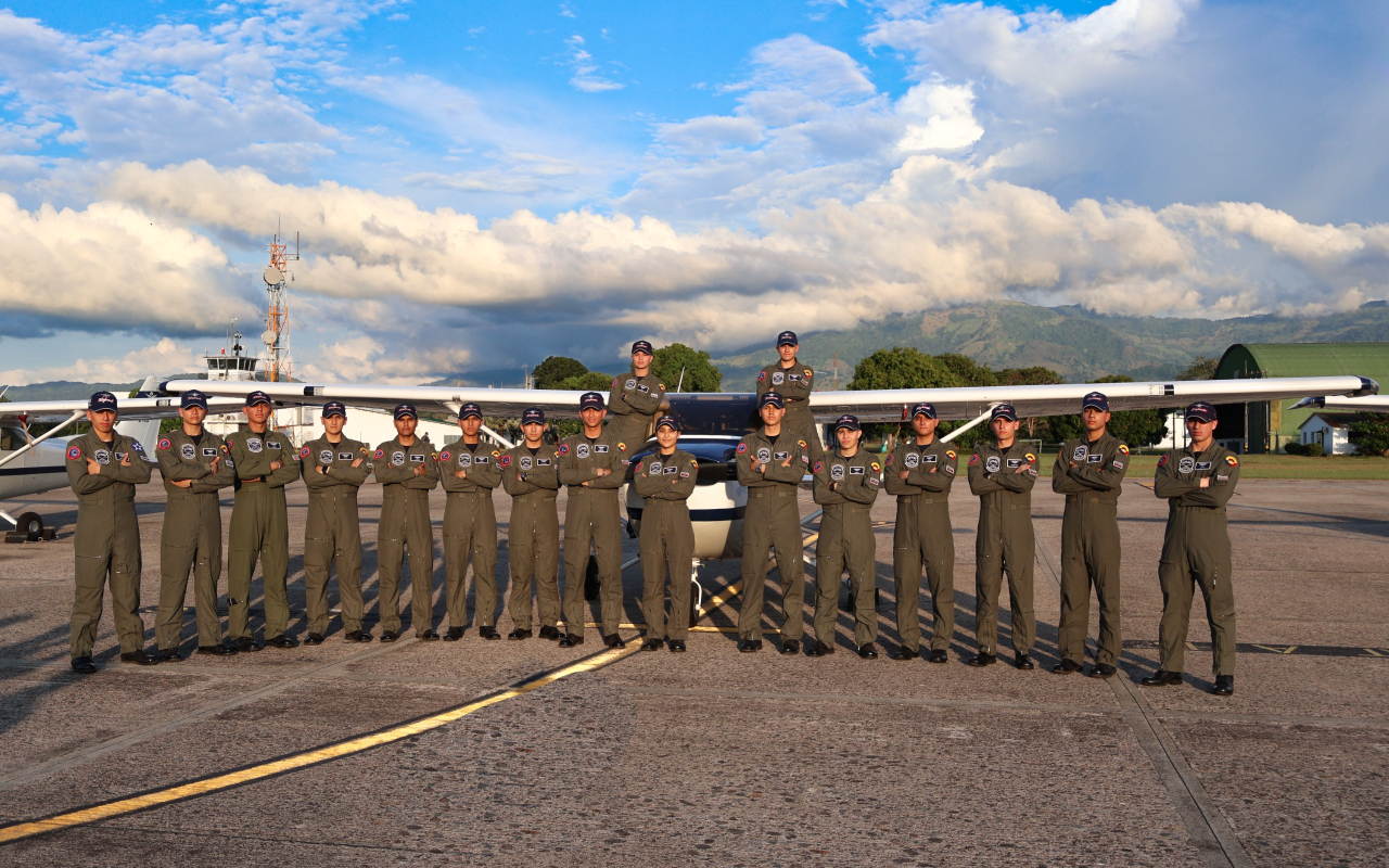 Nueva generación de pilotos militares adquieren habilidades para proteger a la ciudadanía  