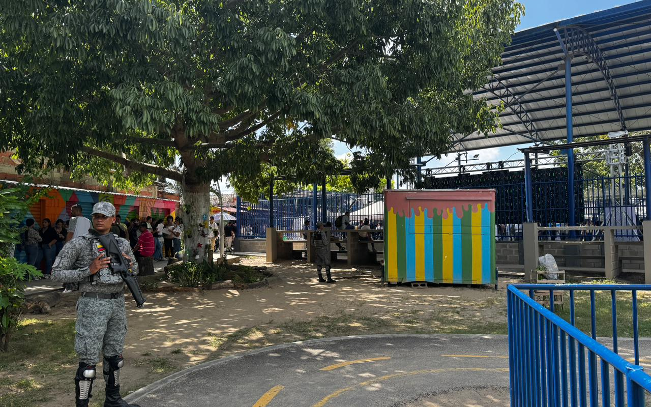 En primera Feria de Empleo de Malambo Fuerza Aeroespacial brinda seguridad