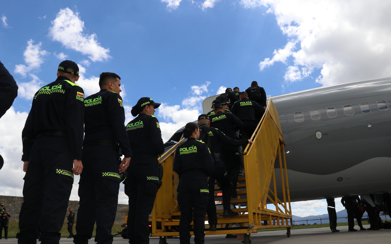Transporte de uniformados de la Policía Nacional para reforzar la seguridad de la cumbre CELAC-UE