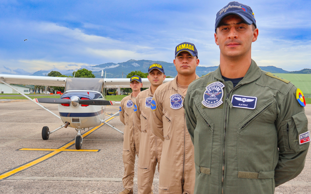 Oficiales Navales vuelan solos por primera vez en una aeronave Cessna172S