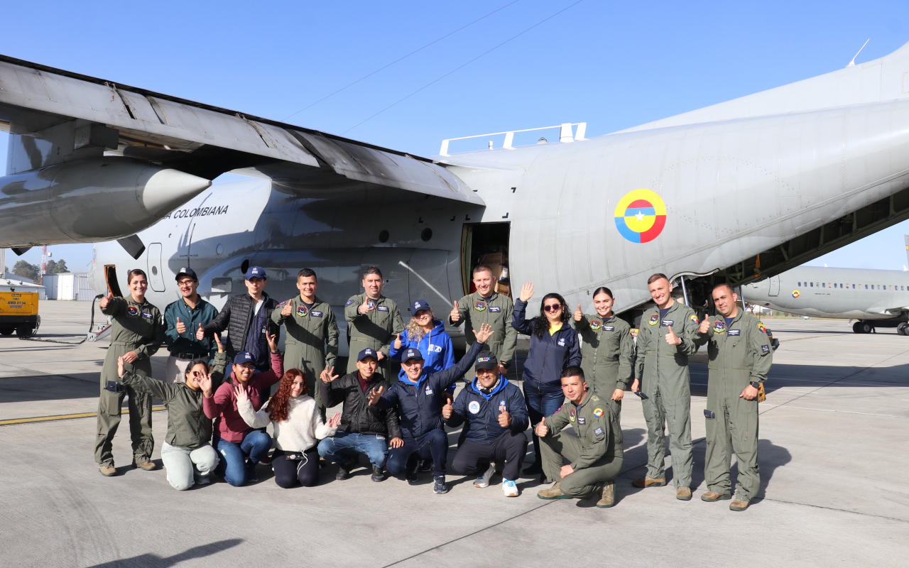 Misión aérea lleva regalos y alegría a niños vulnerables del Pacífico colombiano