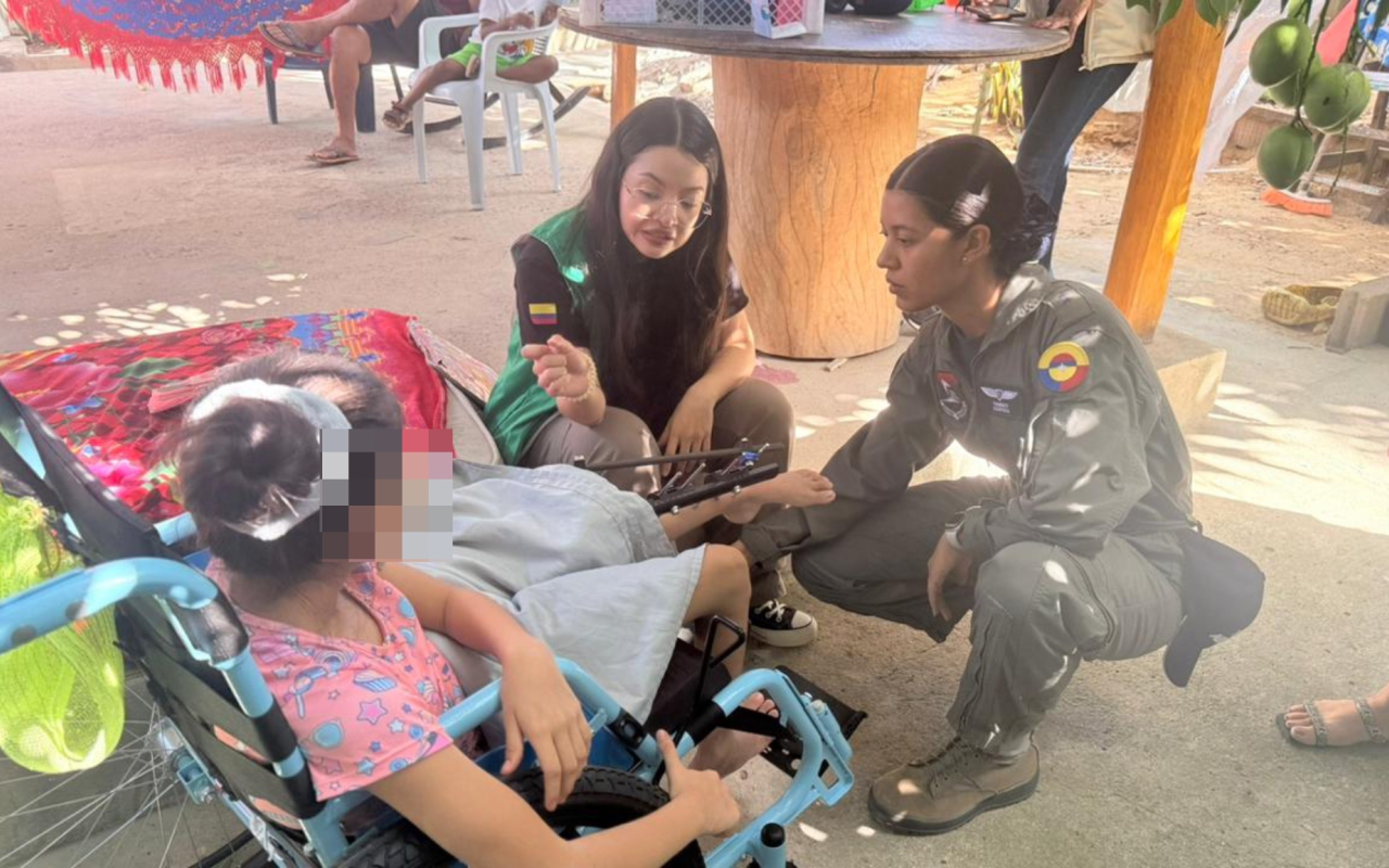 Entrega de sillas de ruedas beneficia a menores en La Guajira