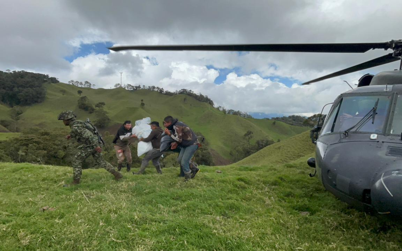 Familias incomunicadas en Villahermosa, reciben ayudas gracias a la Fuerza Aeroespacial Colombiana 