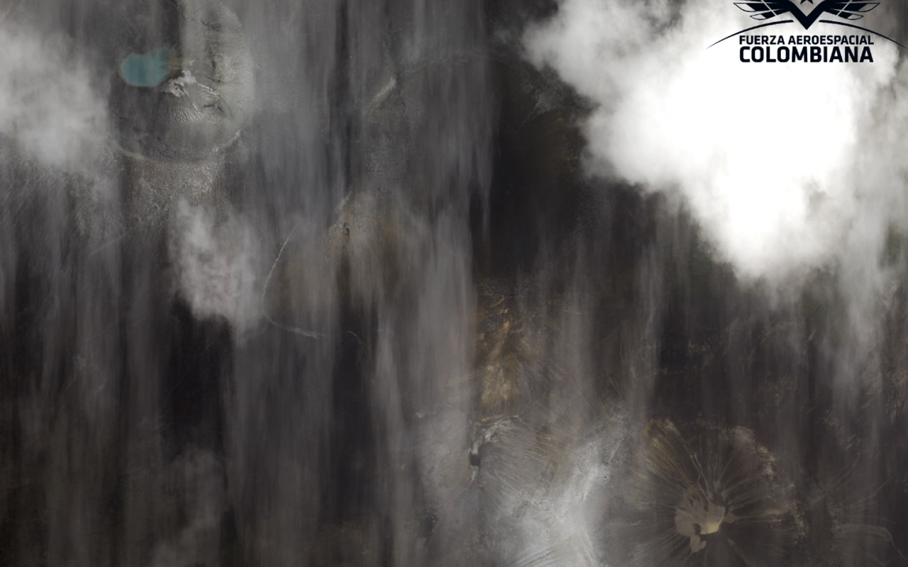 Vigilancia y reconocimiento aéreo sobre el volcán Puracé en el Cauca