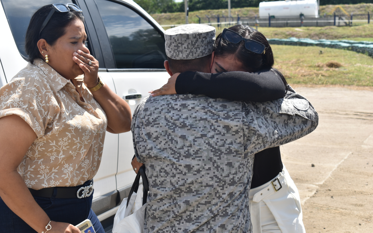 Un abrazo que venció la distancia: Soldado se reencontró con su madre