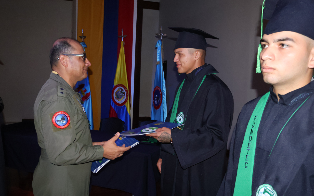 Soldados de Aviación cursan el bachillerato mientras prestan el servicio militar