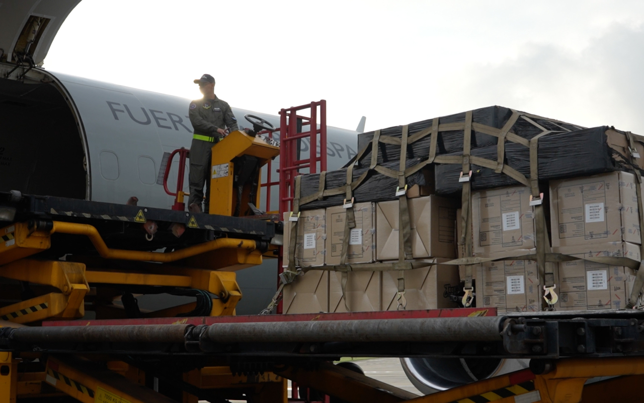 En un C-40 transportamos herramientas tecnológicas para estudiantes de la Guajira 