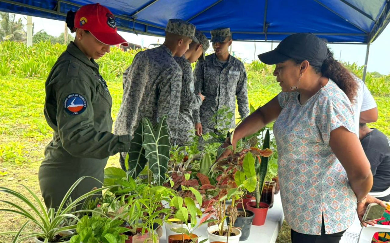 Emprendimientos y talento local protagonizan feria comunitaria en San Andrés