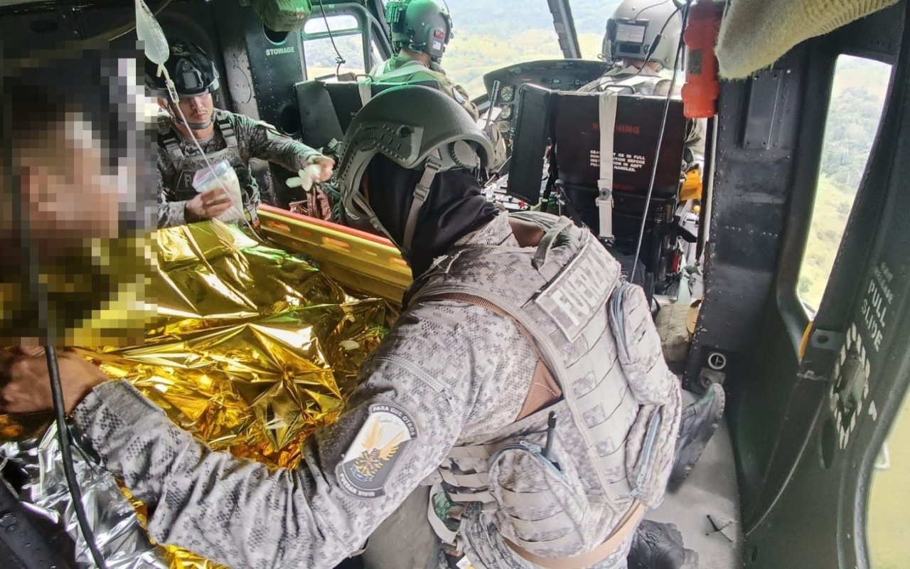 Evacuación aeromédica salvaguarda vida de policías tras atentado terrorista en Caquetá