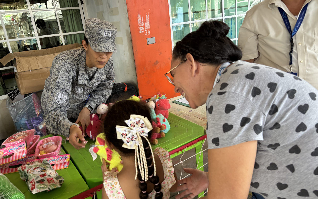    Finalizando la campaña “Operación Gratitud”, donde la Fuerza Aeroespacial Colombiana por medio del Comando Aéreo de Combate No. 3 entregó regalos junto a diferentes fundaciones como la Corporación Organización Minuto de Dios, Ancla Colombia y Juntos por Más en la Costa Caribe, especialmente en los municipios de Soledad y Malambo en el Atlántico, llevando un mensaje de esperanza, unión y solidaridad a las familias del sector.
