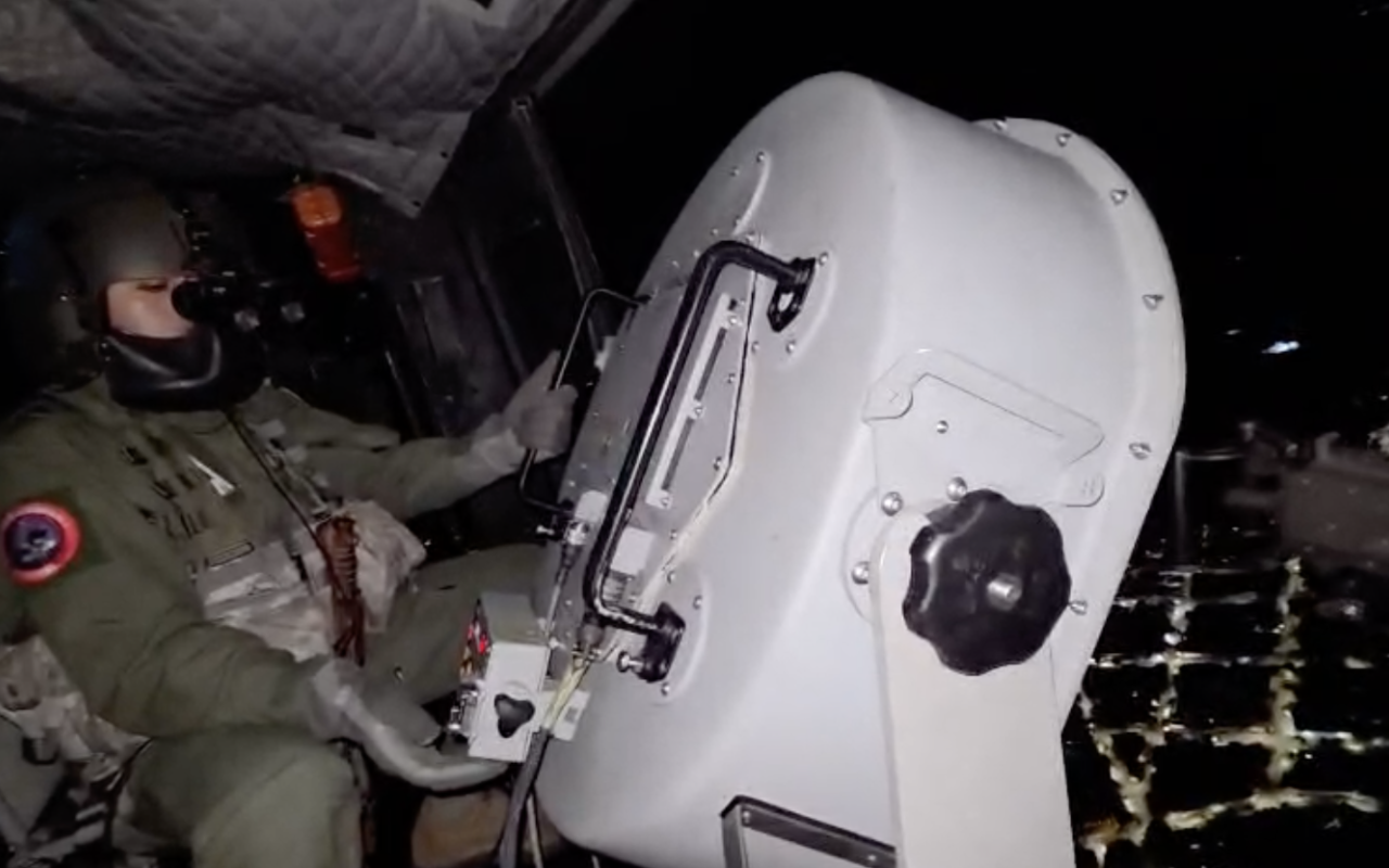 Desde un helicóptero HUEY-II, mensajes aéreos promueven la seguridad y tranquilidad ciudadana