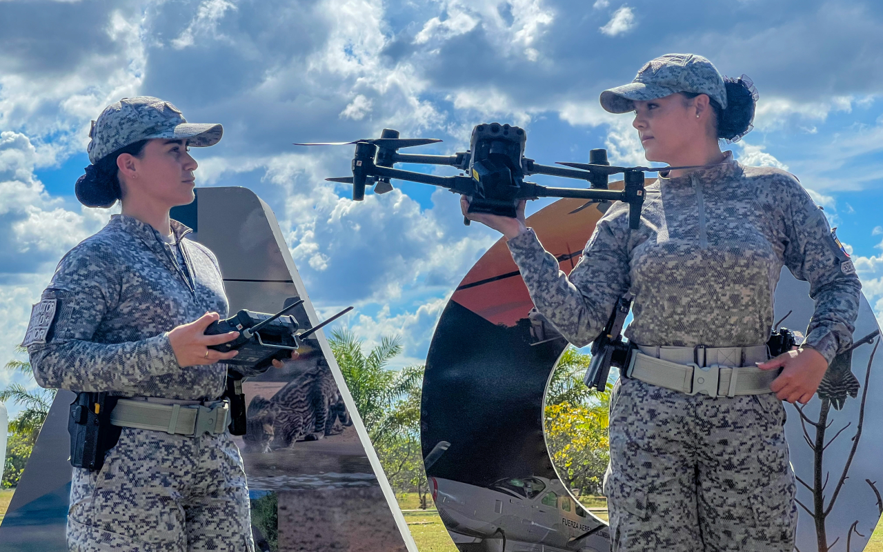 Mujeres operadoras de Aeronaves No Tripuladas impulsan la defensa del oriente colombiano