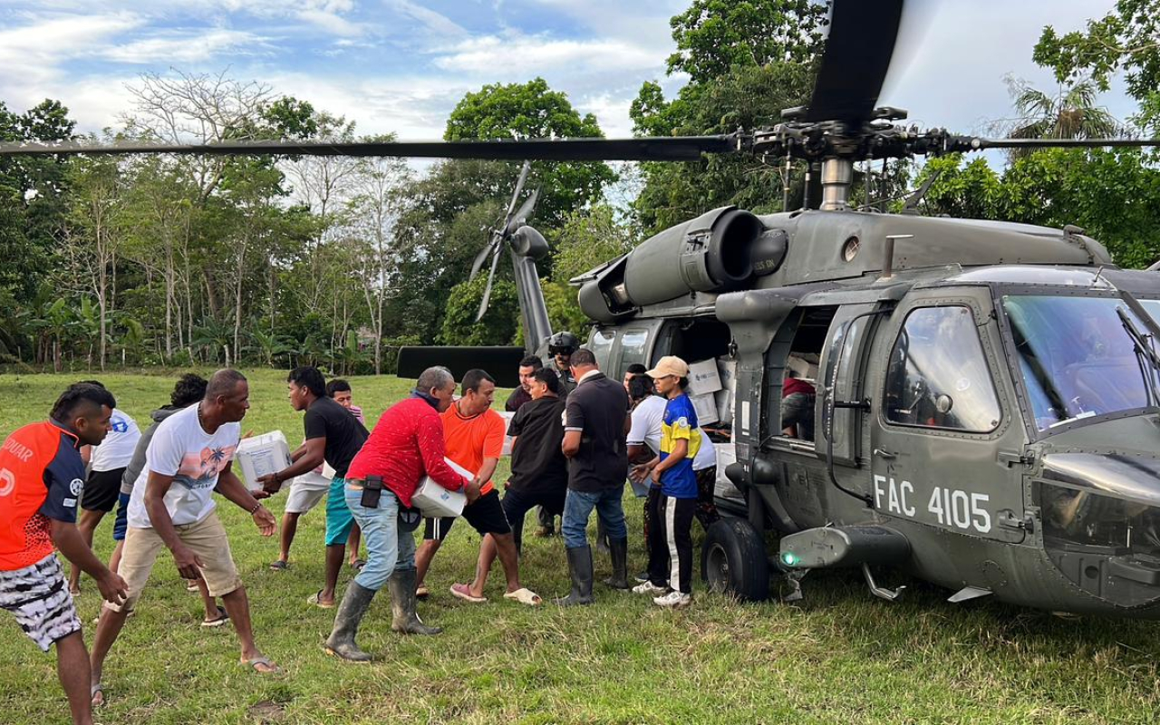Ayuda fue transportada en helicópteros a comunidades damnificadas por lluvias en Córdoba