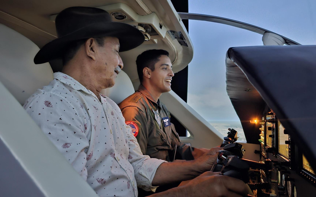 Adultos mayores vivieron experiencia aérea entre pilotos, bomberos y rescatistas